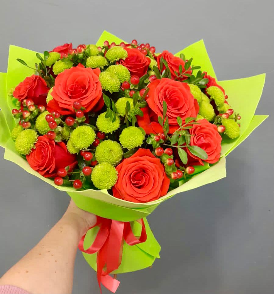 Букет цветов из: Хризантемы и Розы в Гидроторфе