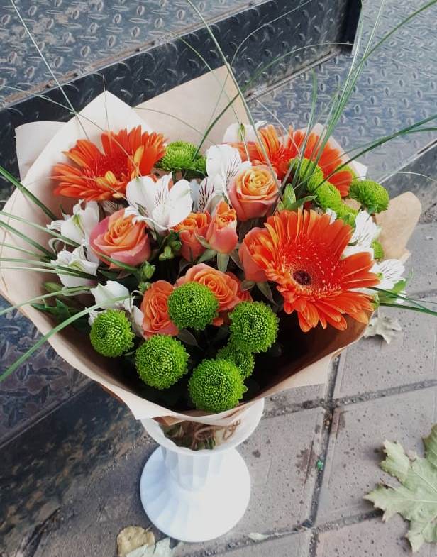 Букет цветов из: Герберы, Хризантемы, Альстромерии и Розы в Гидроторфе