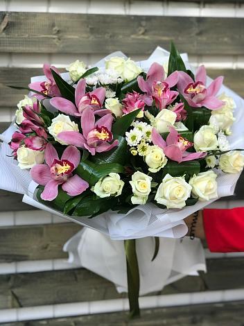 Букет цветов из: Розы и Хризантемы в Гидроторфе