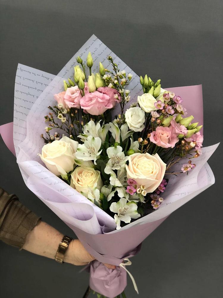 Букет цветов из: Альстромерии, Розы и Лизиантусы в Гидроторфе