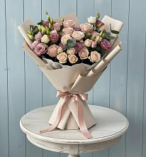 Букет цветов из:  Розы и Лизиантусы в Гидроторфе