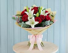 Букет цветов из:  Лилии и Розы в Гидроторфе