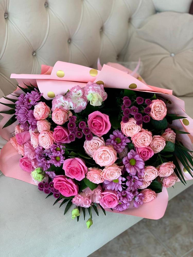 Букет цветов из: Хризантемы, Розы и Лизиантусы в Гидроторфе