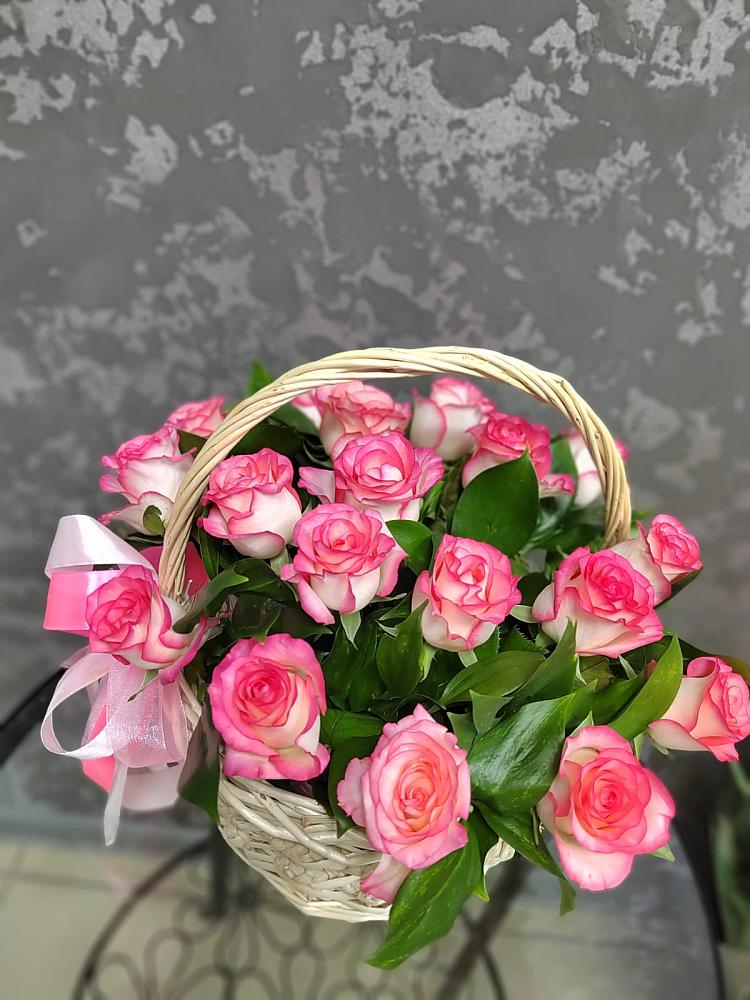 Цветочная композиция из Розы в корзине в Гидроторфе
