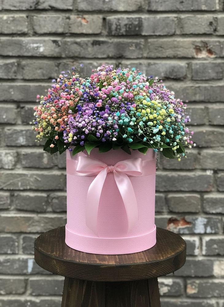 Цветочная композиция из Гипсофила и Розы в шляпной коробке в Гидроторфе