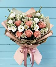 Букет цветов из:  Розы, Альстромерии и Лизиантусы в Гидроторфе