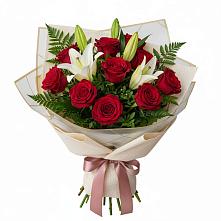 Букет цветов из:  Лилии и Розы в Гидроторфе