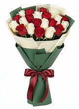 Букет Микс из красных и белых роз в Гидроторфе