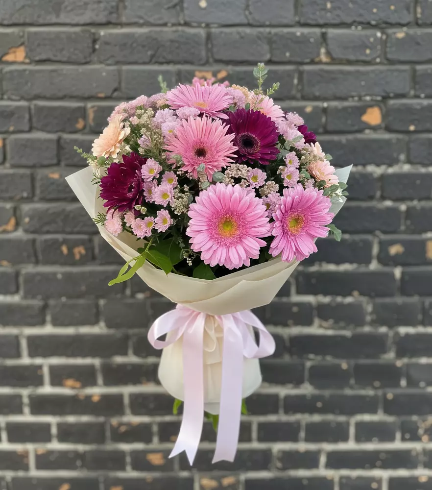 Букет цветов из: Герберы и Хризантемы в Гидроторфе