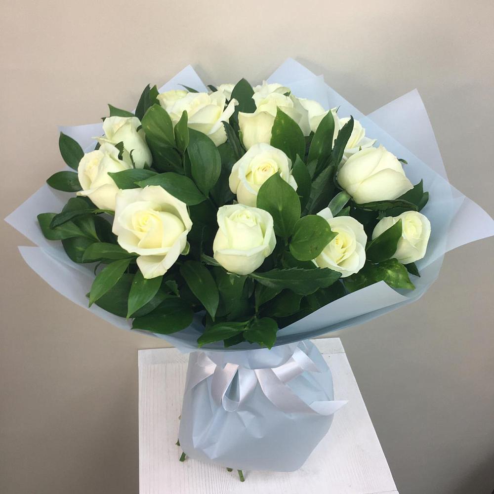 Букет 15 Белых роз Проуд в Гидроторфе