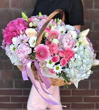 Композиция солнечный день в Гидроторфе Цветочная композиция из Розы, Хризантемы, Пионы и Лизиантусы в корзине в Гидроторфе