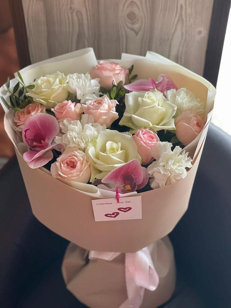 Букет цветов из: Орхидеи, Розы и Гвоздики в Гидроторфе