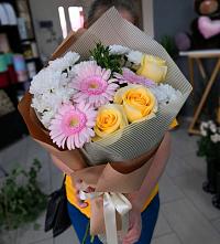 Букет цветов из:  Герберы, Розы и Хризантемы в Гидроторфе