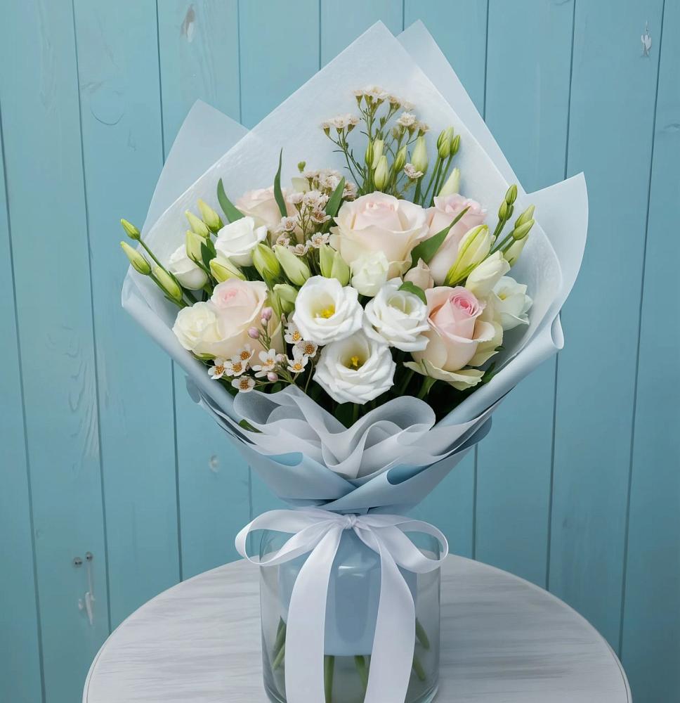 Букет цветов из: Розы и Лизиантусы в Гидроторфе