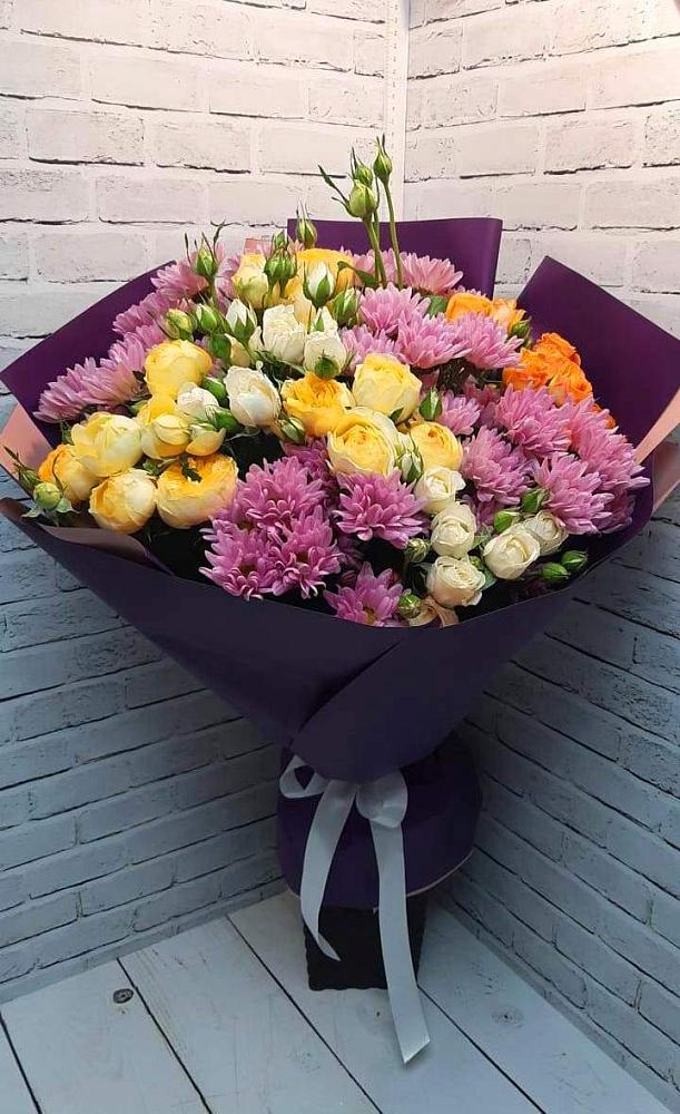 Букет цветов из: Хризантемы и Розы в Гидроторфе