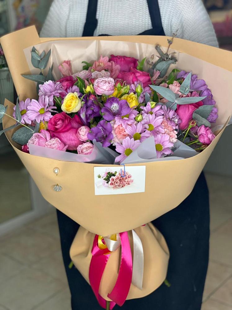 Букет цветов из: Хризантемы, Гвоздики и Альстромерии в Гидроторфе