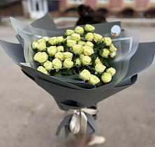 Букет Белые кустовые розы Солинеро в Гидроторфе