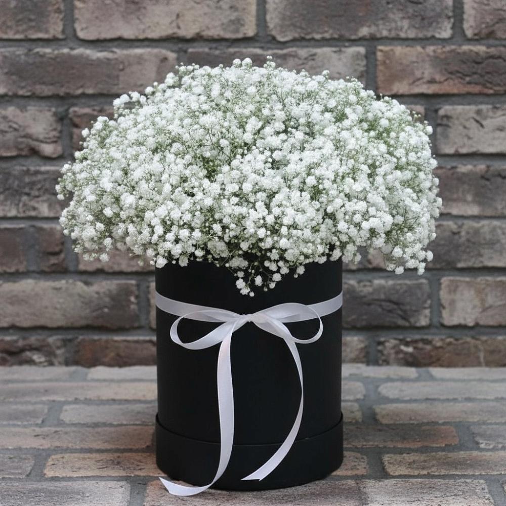 Цветочная композиция из Гипсофила в шляпной коробке в Гидроторфе