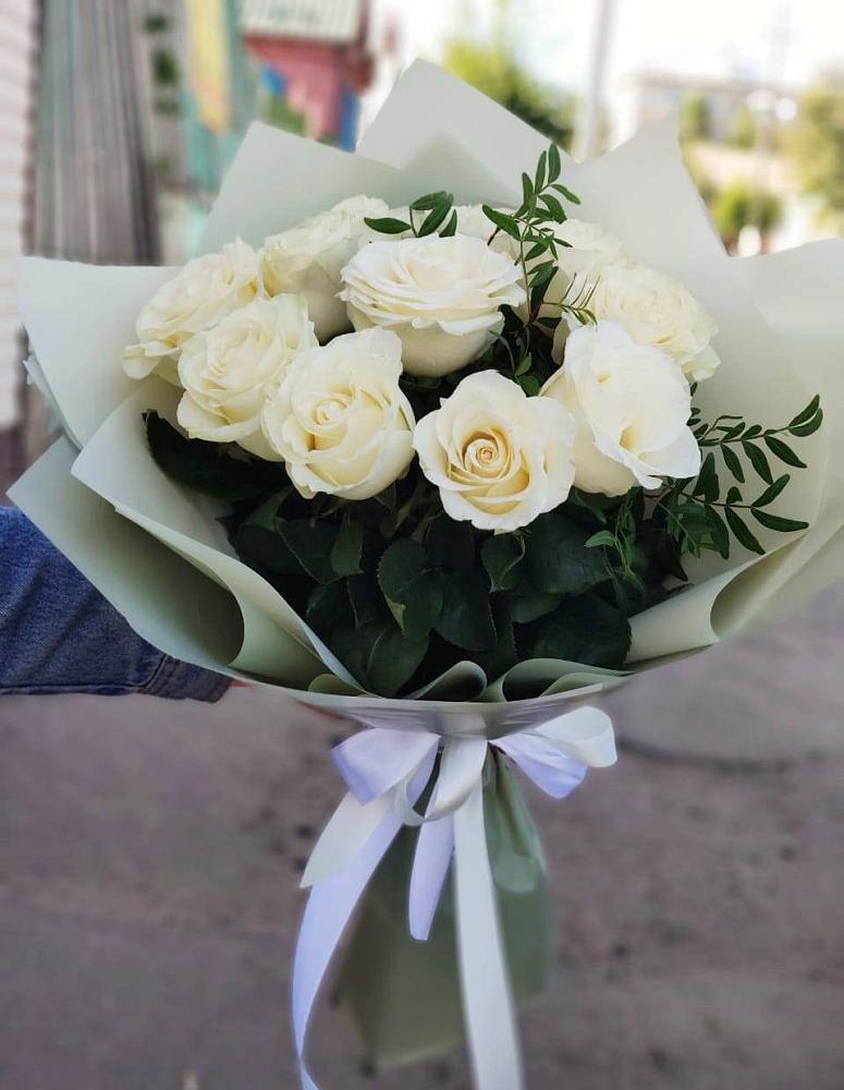 Букет Белые розы Проуд в Гидроторфе