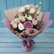 Букет цветов из:  Розы и Лизиантусы в Гидроторфе