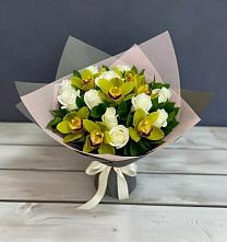 Букет цветов из:  Орхидеи и Розы в Гидроторфе