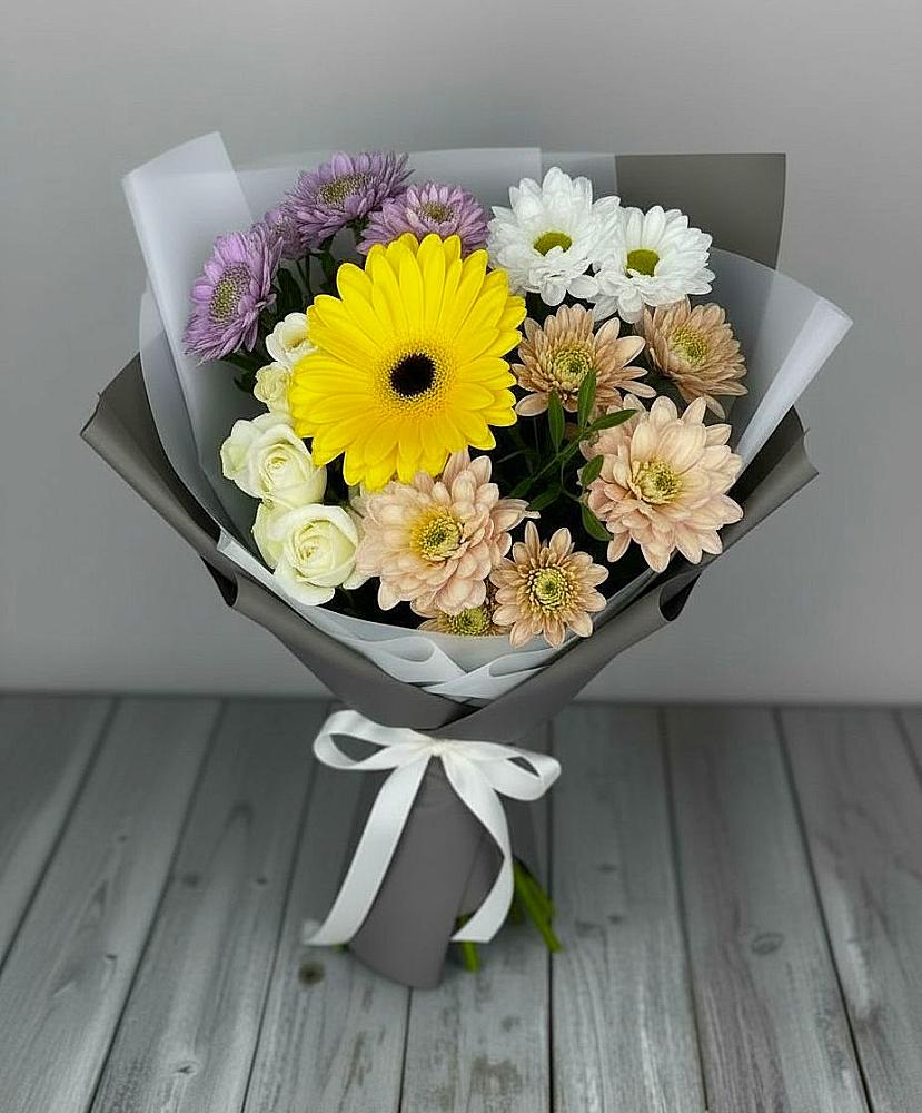 Букет цветов из: Розы, Герберы и Хризантемы в Гидроторфе