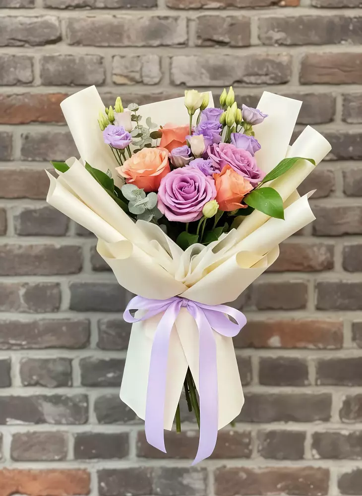 Букет цветов из: Лизиантусы и Розы в Гидроторфе