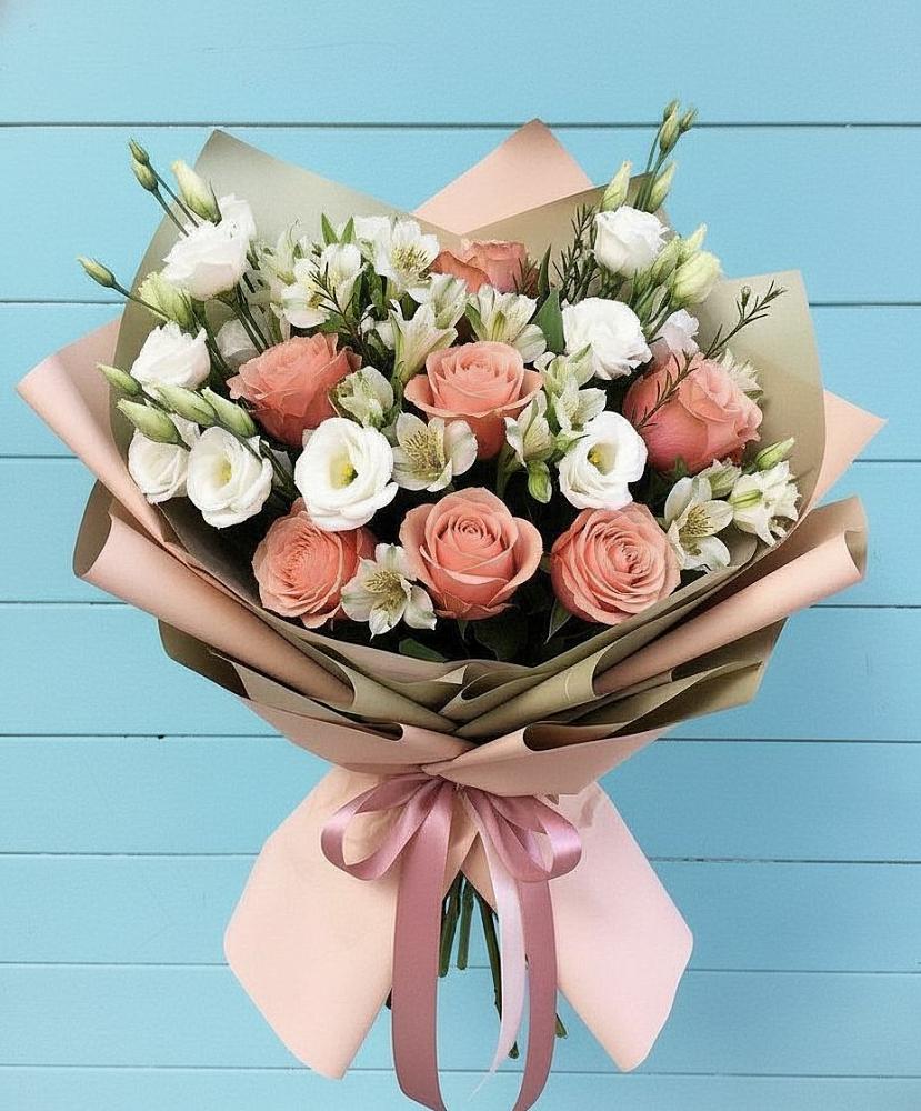 Букет цветов из: Розы, Альстромерии и Лизиантусы в Гидроторфе