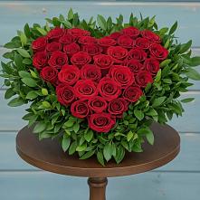 Цветочная композиция из Розы в виде сердца в Гидроторфе