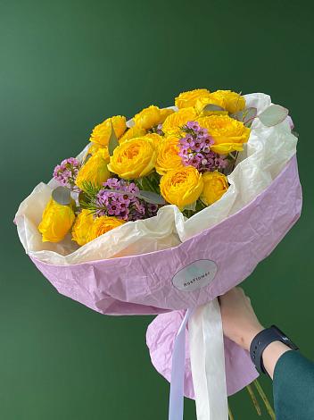 Букет Кустовые желтые розы в Гидроторфе