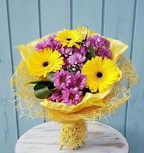 Букет цветов из:  Хризантемы и Герберы в Гидроторфе