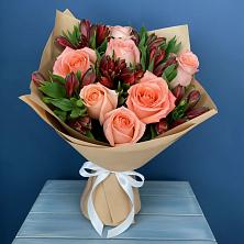 Букет цветов из:  Розы и Альстромерии в Гидроторфе
