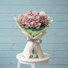 Букет цветов из:  Орхидеи и Розы в Гидроторфе