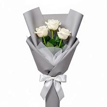 Букет 3 белые розы в Гидроторфе