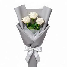Букет 3 белые розы в Гидроторфе