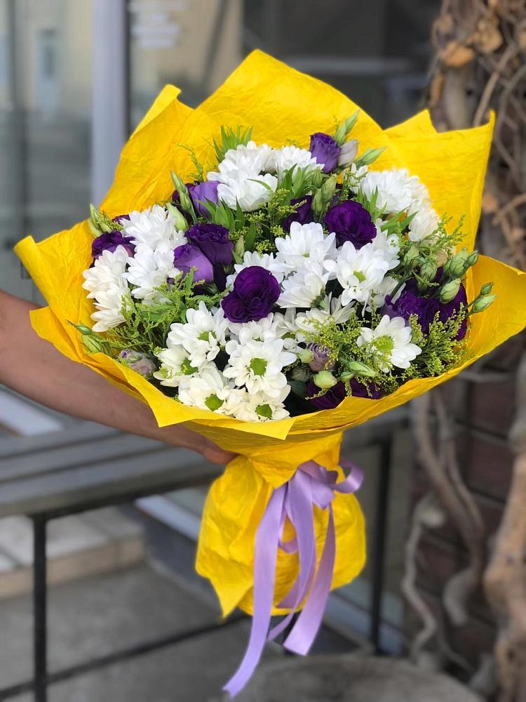 Букет цветов из: Ирисы, Хризантемы и Ромашки в Гидроторфе