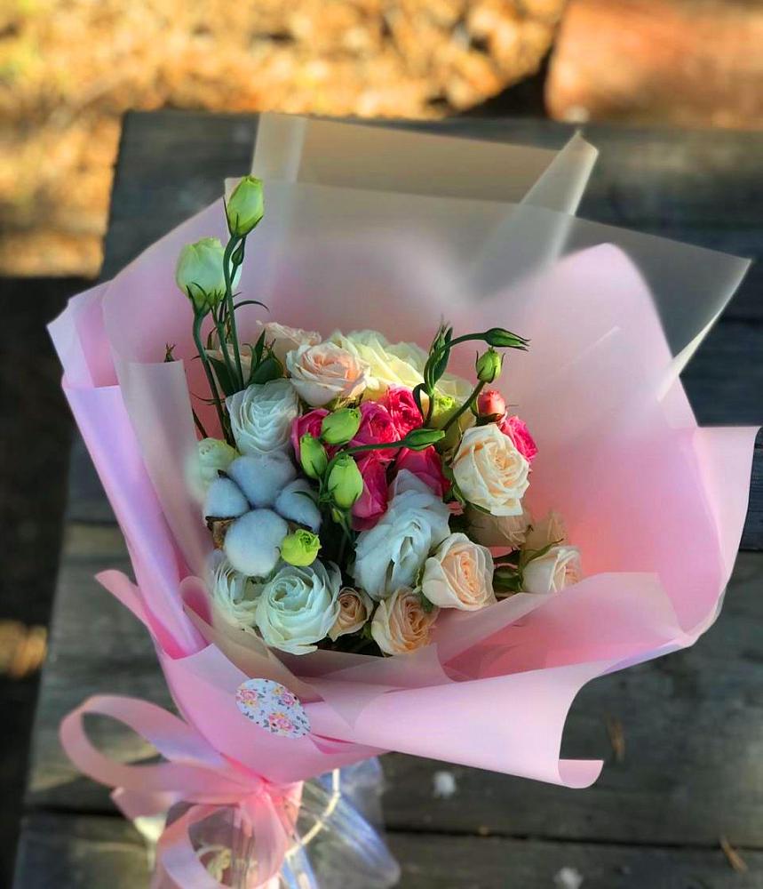 Букет цветов из: Розы и Лизиантусы в Гидроторфе