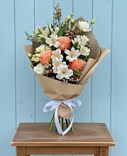 Букет цветов из:  Альстромерии, Лизиантусы, Розы и Хризантемы в Гидроторфе