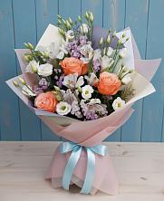 Букет цветов из:  Лизиантусы, Розы, Альстромерии и Гипсофила в Гидроторфе