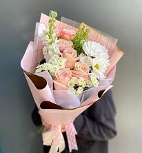 Букет цветов из:  Хризантемы и Розы в Гидроторфе