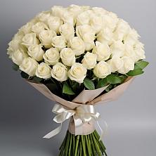Букет 101 беля роза Белоснежка в Гидроторфе