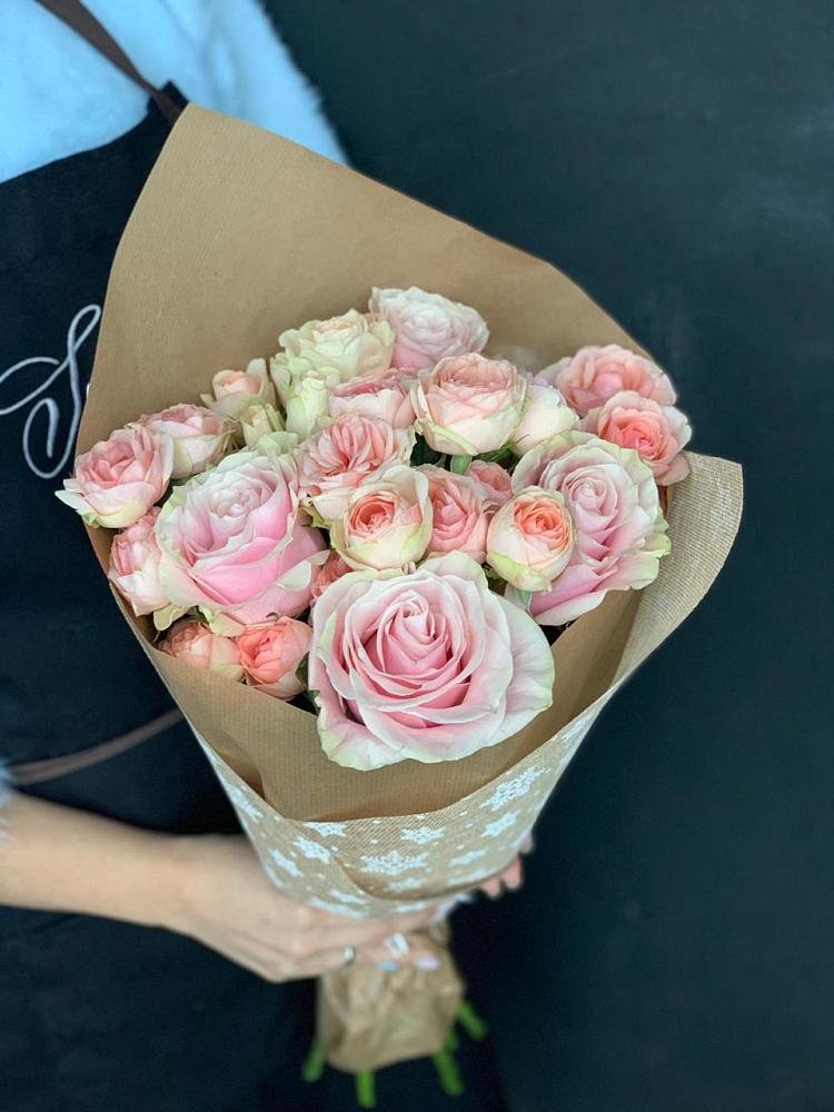 Букет цветов из: Хризантемы и Розы в Гидроторфе