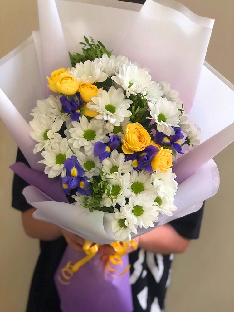 Букет цветов из: Ирисы, Хризантемы и Розы в Гидроторфе