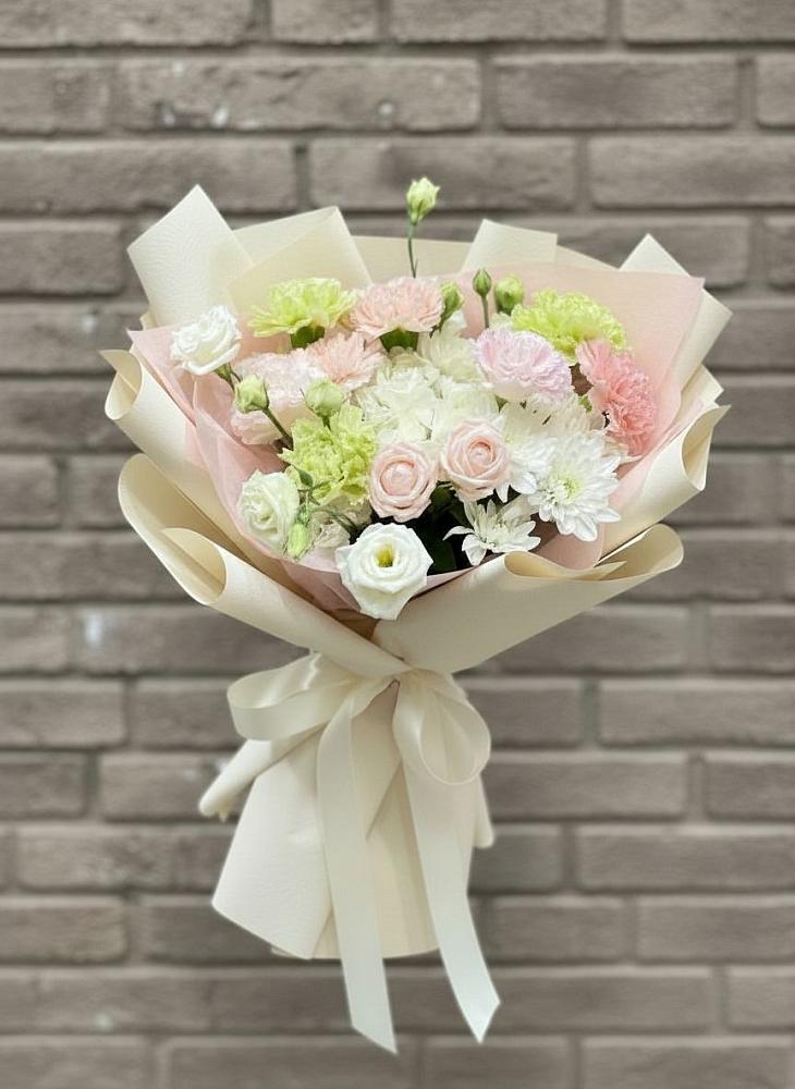 Букет цветов из: Гвоздики, Розы, Лизиантусы и Хризантемы в Гидроторфе