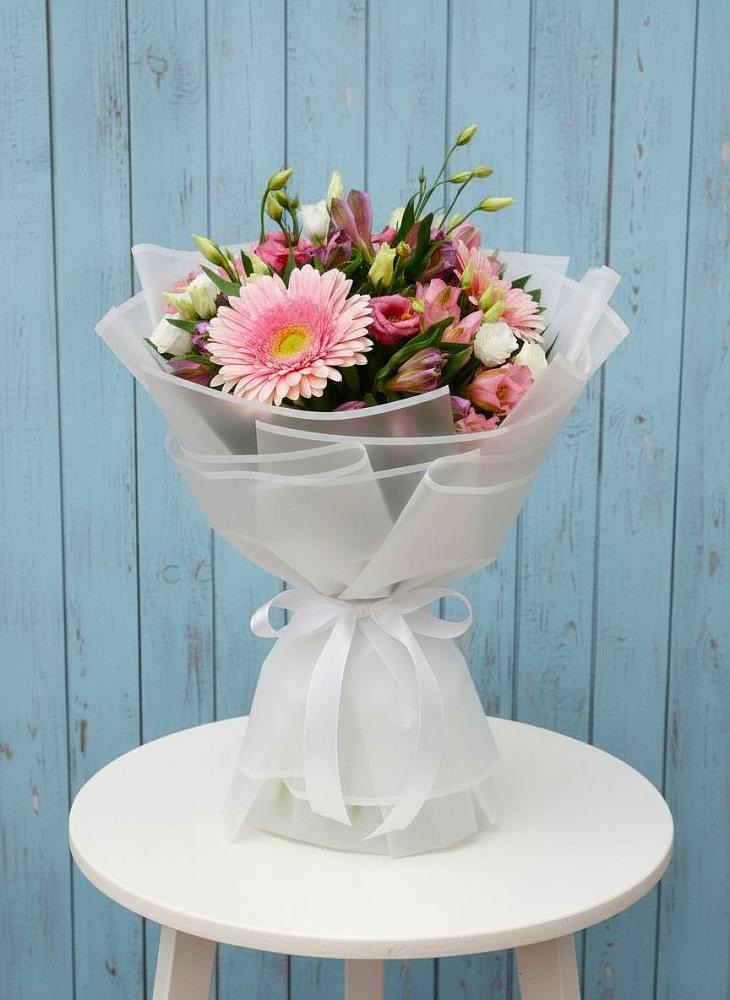 Букет цветов из: Герберы, Альстромерии и Лизиантусы в Гидроторфе