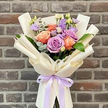 Букет цветов из:  Лизиантусы и Розы в Гидроторфе