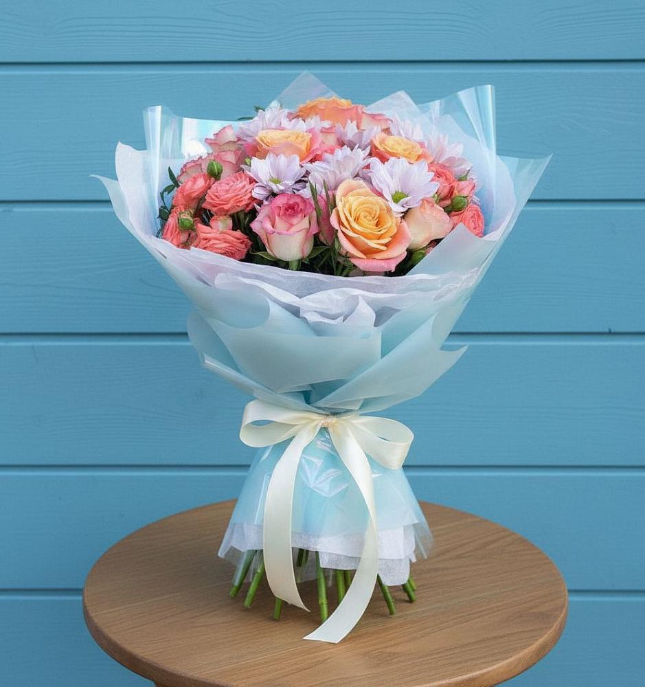 Букет цветов из: Хризантемы и Розы в Гидроторфе