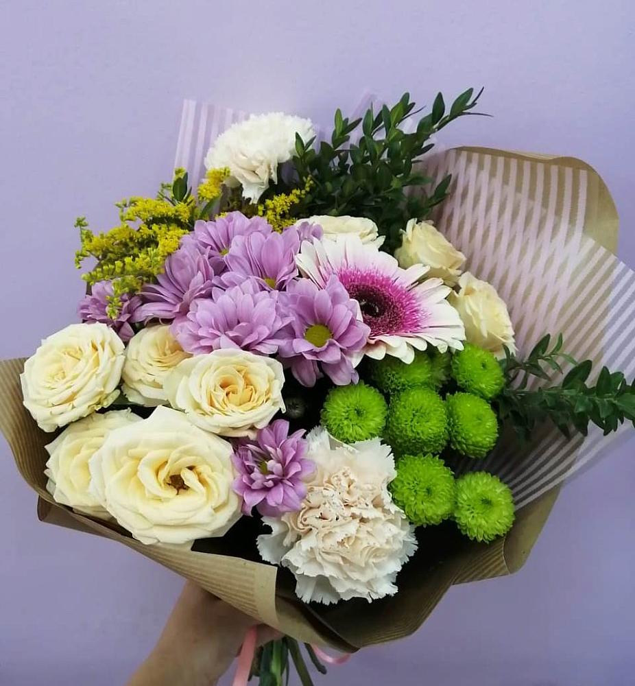 Букет цветов из: Хризантемы, Розы, Гвоздики и Герберы в Гидроторфе