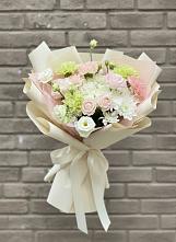 Букет цветов из:  Гвоздики, Розы, Лизиантусы и Хризантемы в Гидроторфе