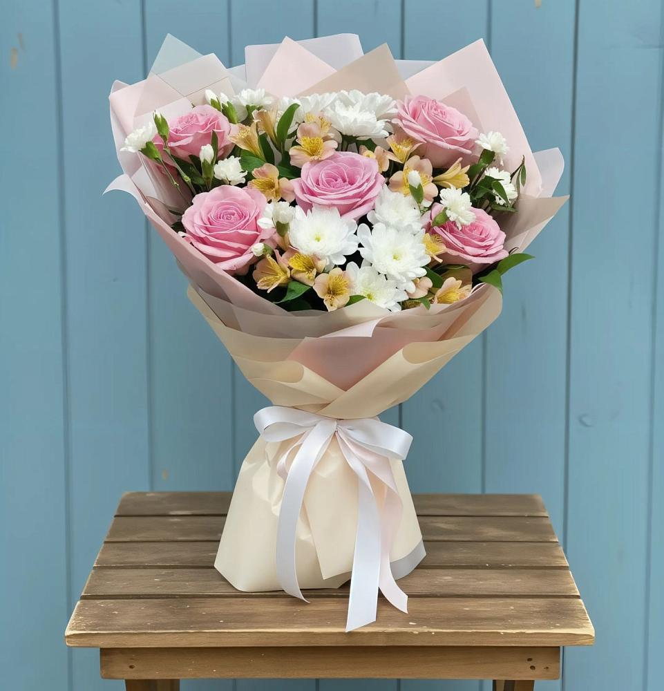 Букет цветов из: Гвоздики, Орхидеи и Розы в Гидроторфе